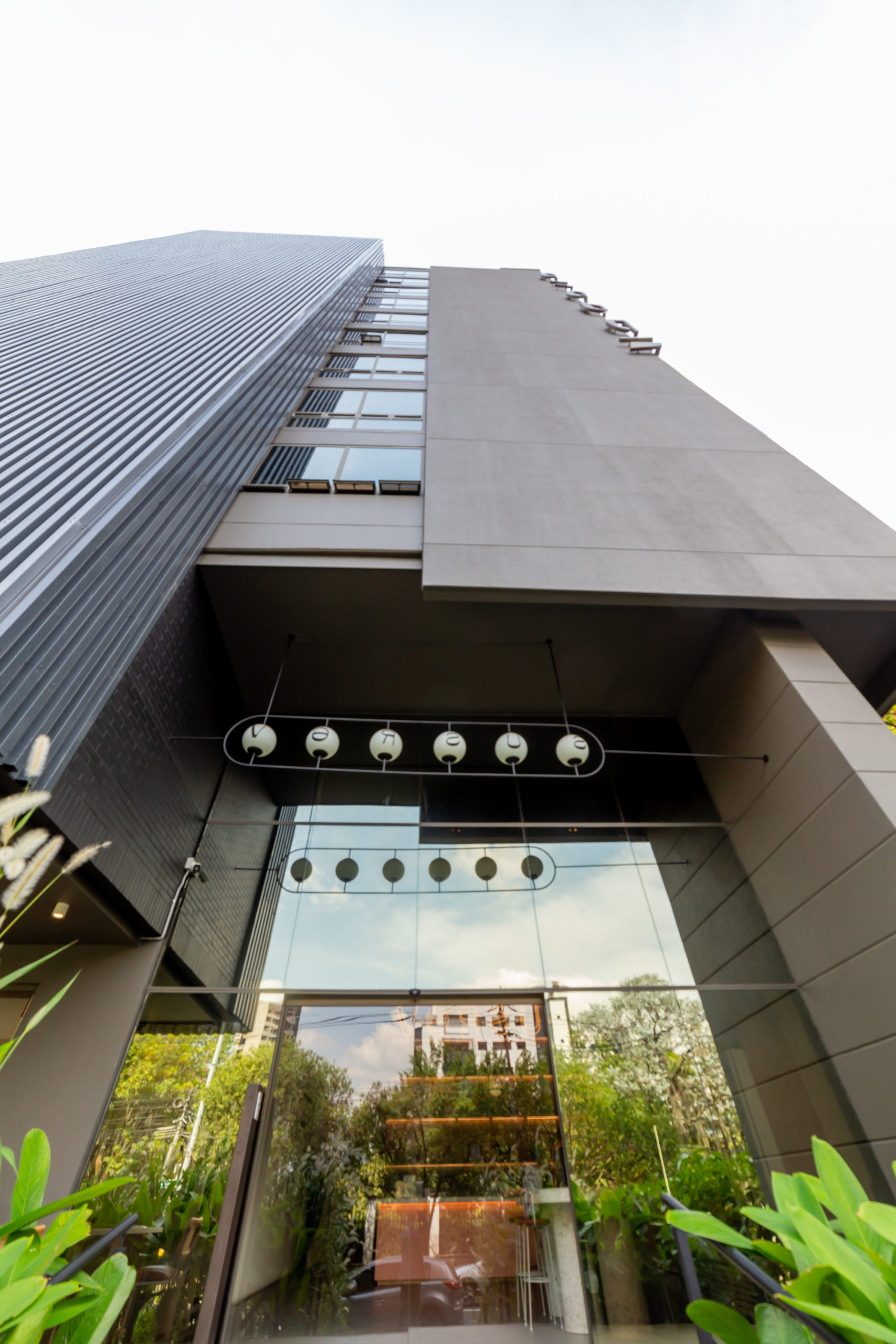 Hotel Versus: innovación, sostenibilidad y experiencias únicas en Medellín