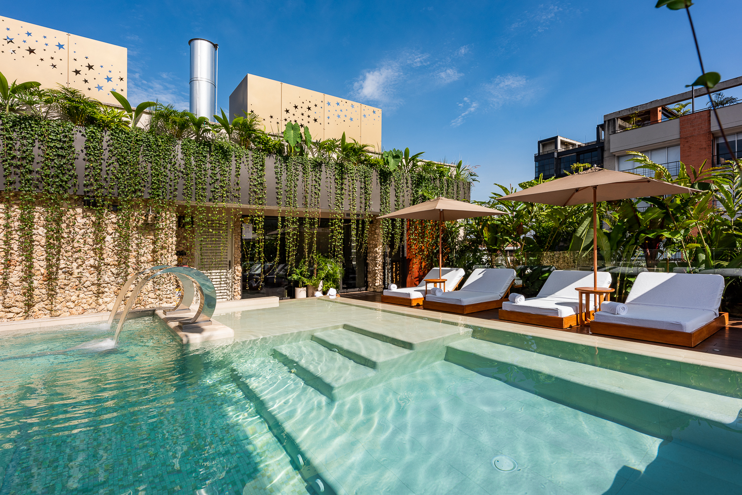 El auge mundial de los rooftop bars y terrazas urbanas y cómo Medellín adopta esta tendencia