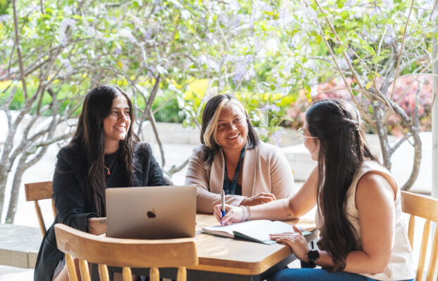 ¿Cómo el co-living de lujo está transformando el turismo de larga estancia en Medellín?