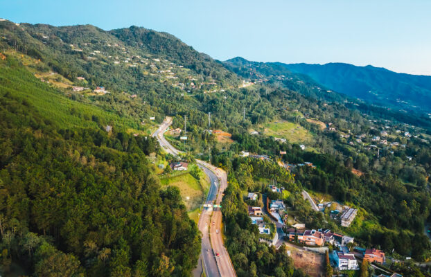 ¿Por qué estamos perdiendo la capacidad de desconectar? El lujo del silencio que brinda Medellín como antídoto 