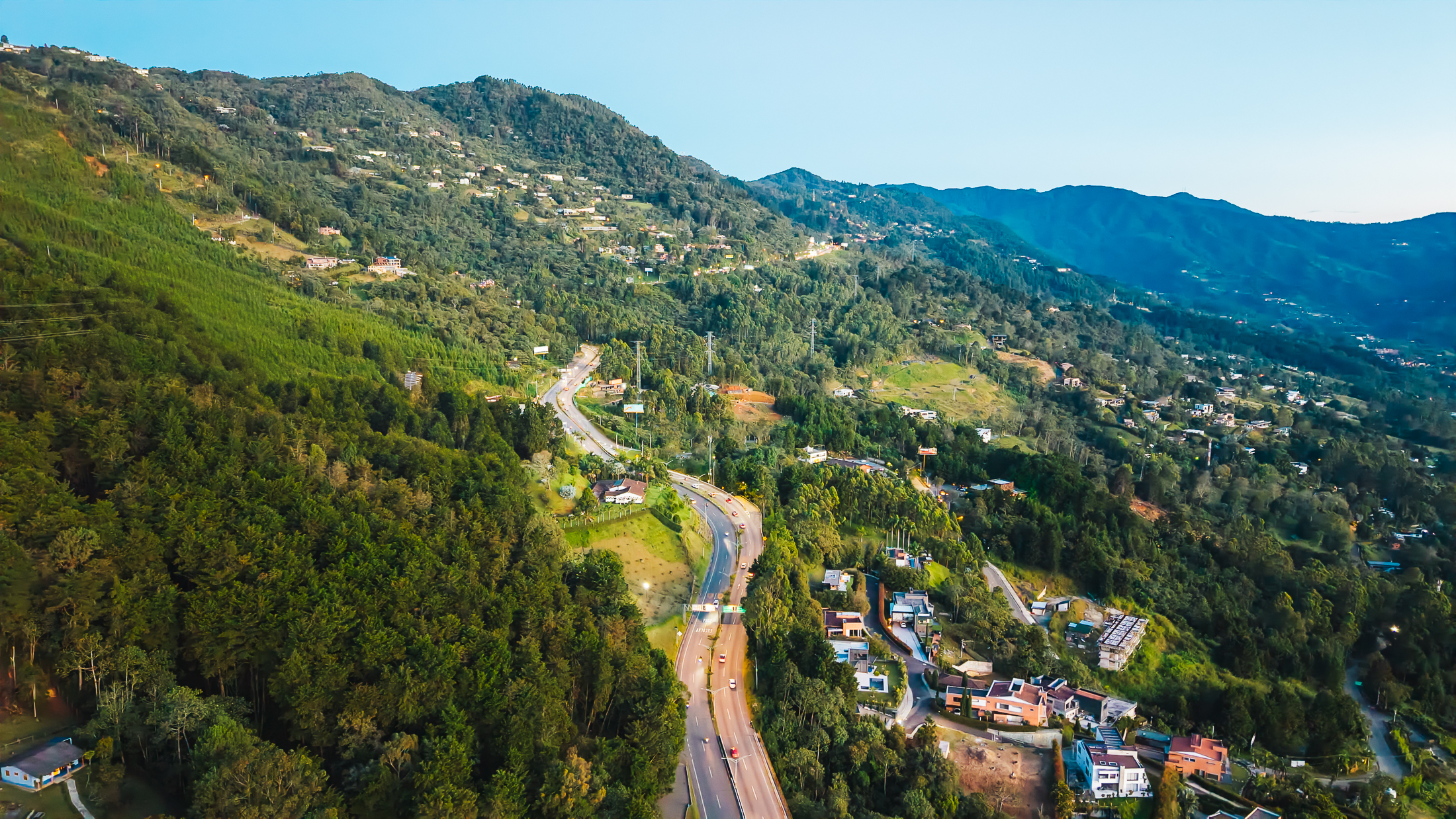 ¿Por qué estamos perdiendo la capacidad de desconectar? El lujo del silencio que brinda Medellín como antídoto 